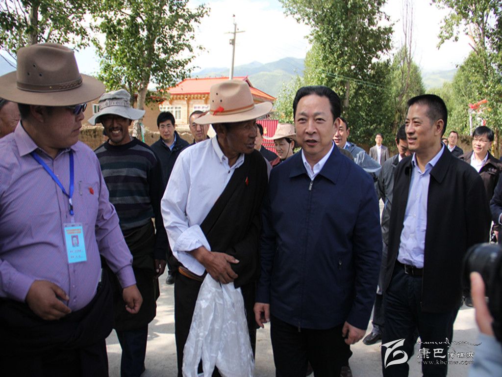 黃新初在甘孜縣調(diào)研指導(dǎo)扶貧開發(fā)工作、慰問對口支援我州的干部人才代表掠影