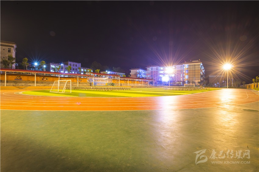 九龍灣壩寄宿制學(xué)?！白兡樣洝? onload=