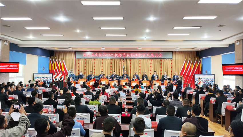 圖為表彰會(huì).jpg 圖為表彰會(huì).jpg