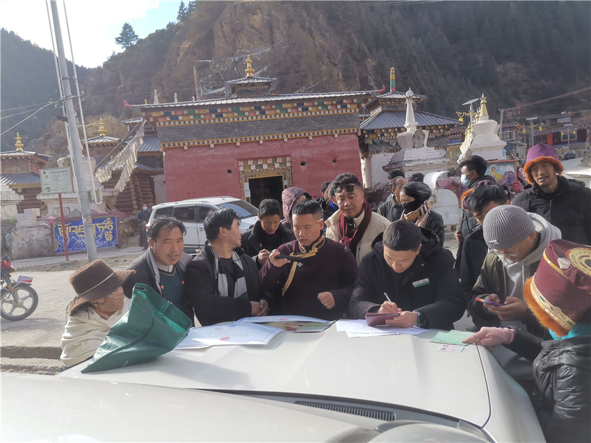別樣的汽車銀行很接地氣，農(nóng)行德格縣支行開(kāi)展農(nóng)戶信息建檔，現(xiàn)場(chǎng)為百姓開(kāi)展金融服務(wù)。.jpg