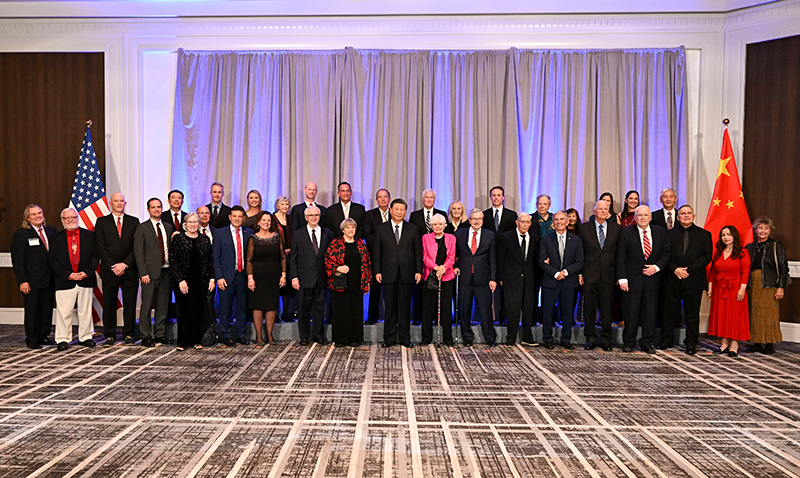 這是美國(guó)友好團(tuán)體聯(lián)合歡迎宴會(huì)開始前，習(xí)近平主席會(huì)見飛虎隊(duì)和史迪威將軍后人、鼓嶺、艾奧瓦州、華盛頓州等方面友好人士代表，同他們親切交談并合影留念。