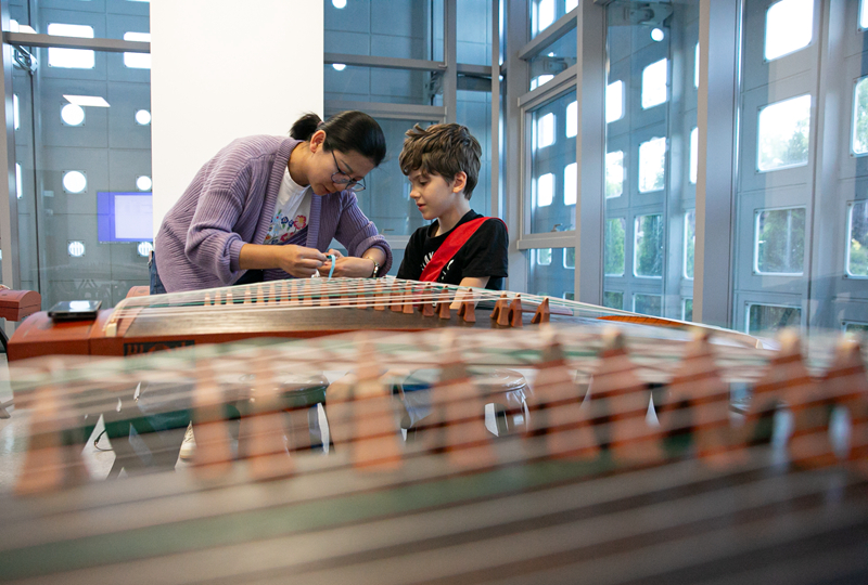 4月29日，在塞爾維亞貝爾格萊德中國文化中心，古箏指導(dǎo)老師王宣（左）在教學(xué)。新華社記者 李京 攝