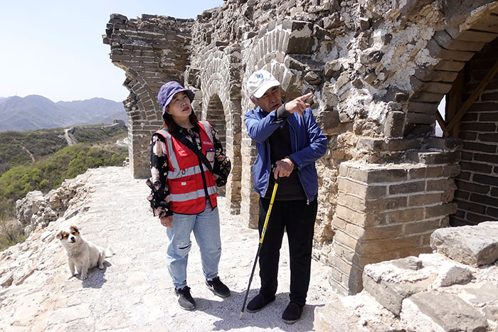 在明長(zhǎng)城遺址上，梅景田給外甥女劉紅巖講述長(zhǎng)城故事。