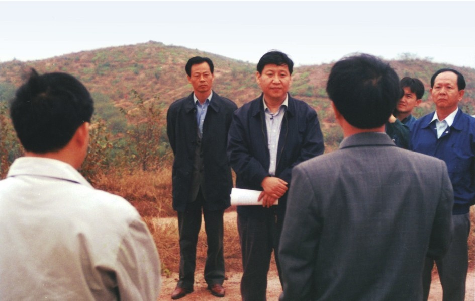 1999年11月，習(xí)近平在龍巖市長(zhǎng)汀縣河田水土流失治理區(qū)調(diào)研。圖源：《習(xí)近平在福建（下）》